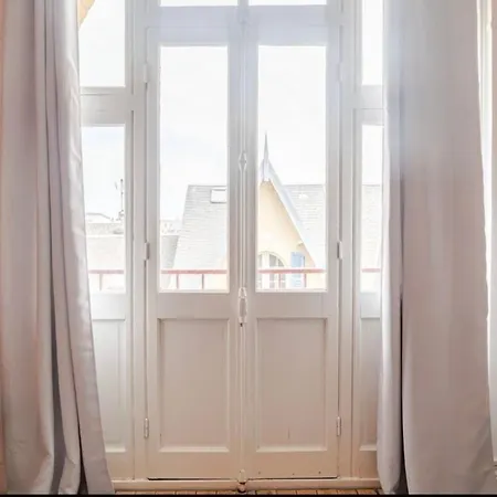 Grande Maison Familiale - Vue Laterale - Proximite Immediate De La Principale De